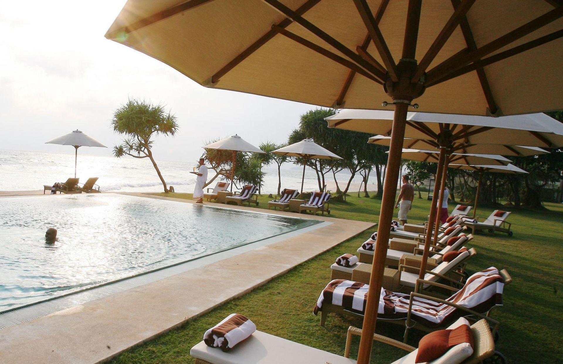 Ein Kläger darf den Reisepreis mindern, weil in seinem Urlaub die Liegen am Hotelpool mit Handtüchern reserviert waren. (Symbolbild) (Bild: Steffen Kugler/dpa)