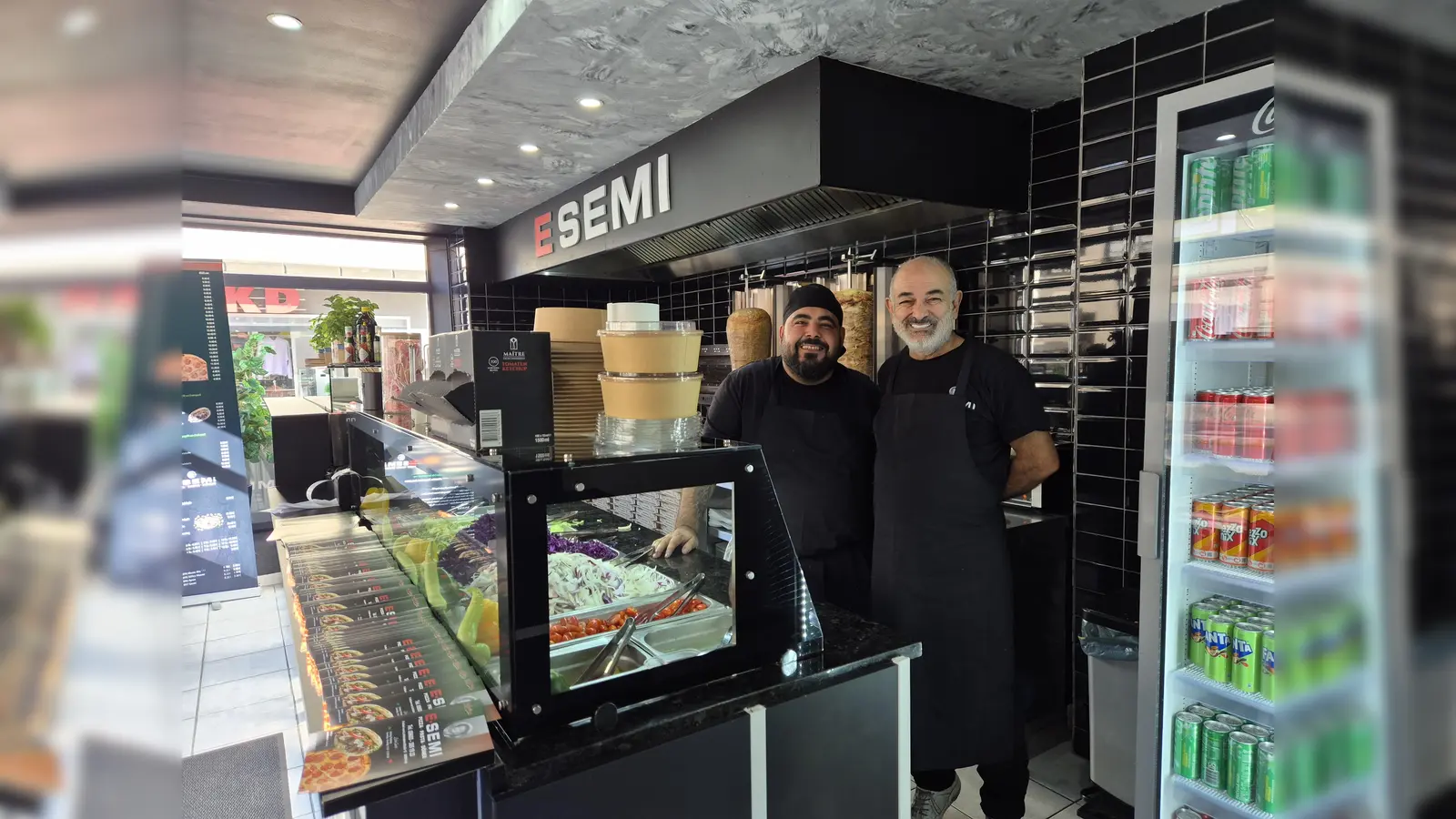 Josef Cakmak (rechts) mit Mitarbeiter Dalel in seinen neuen Döner-Imbiss „E Semi” in Floß. (Bild: Lowak)