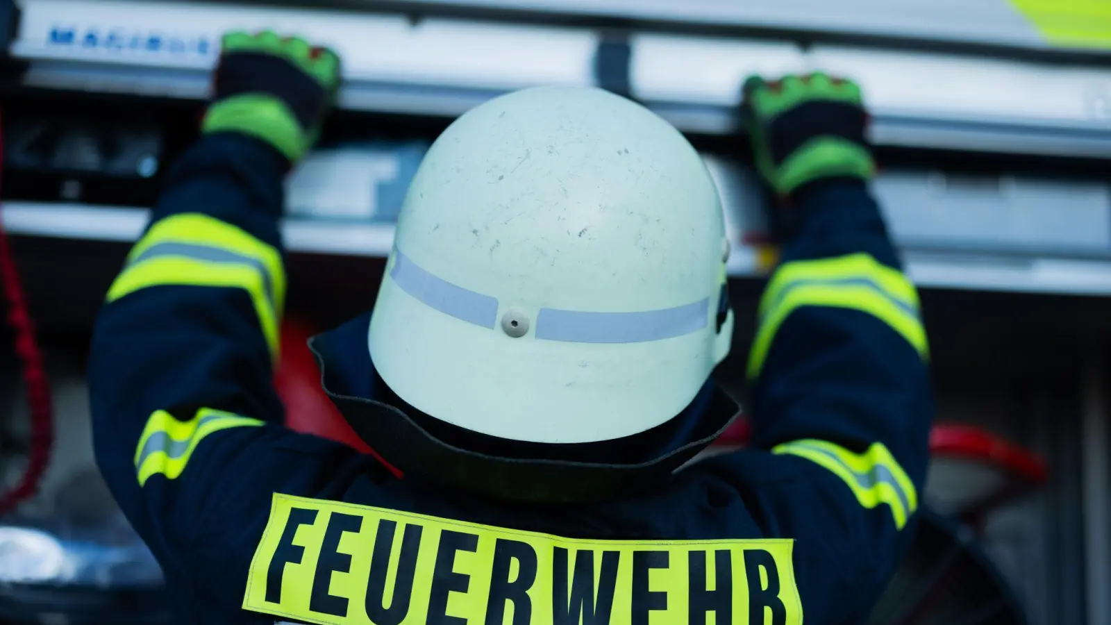 Am Dienstagmittag hat ein Trafohäuschen in Rothenstadt gebrannt. (Symbolbild: Rolf Vennenbernd/dpa)